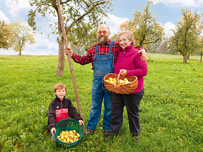 Familie bei Apfelernte