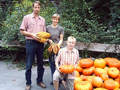Klaus und Annette Balks-Dreckmann mit Sohn Friedrich zeigen die Erzeugnisse ihres Hofes