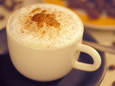 © BLE, Bonn/Foto: Dominic Menzler Tasse Cappuccino aus Bio/Fairtrade-Espresso mit aufgeschäumter Milch
