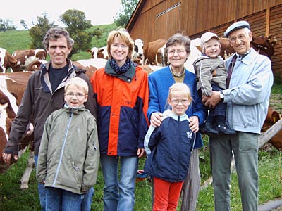 Familie Tewes vor dem Kuhstall