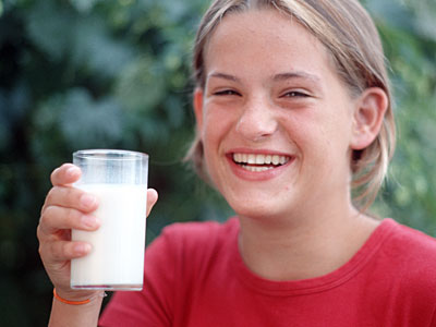 Jugendliche mit Milchglas
