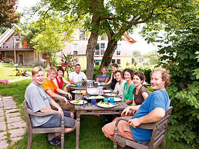 © Feneberg/Bio mit Gesicht Hofmitglieder am Tisch im Garten