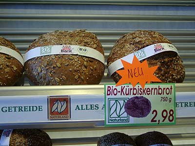 Preisauszeichnung am Regal für Bio-Brot